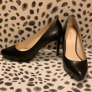 Nine West 8.5 black leather small platform pump